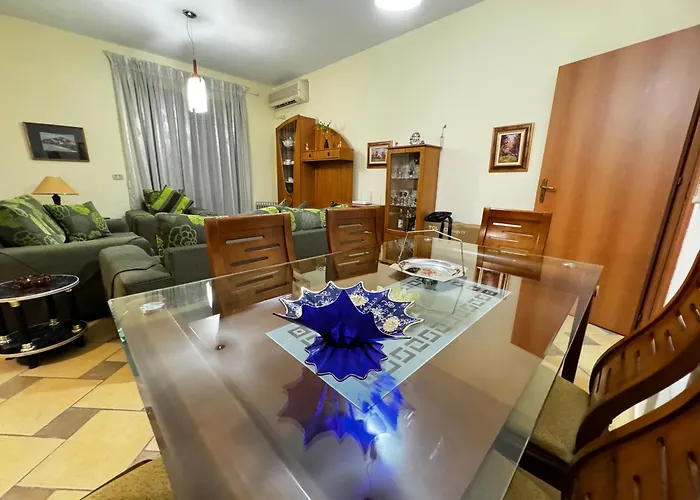 Apartment Square 11